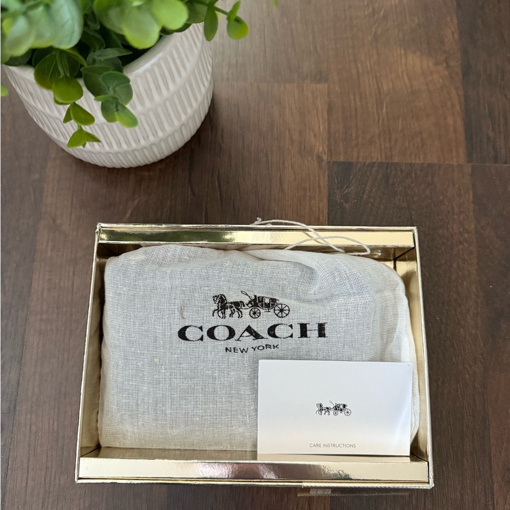 Coach Wristlet - Picture 6 of 7